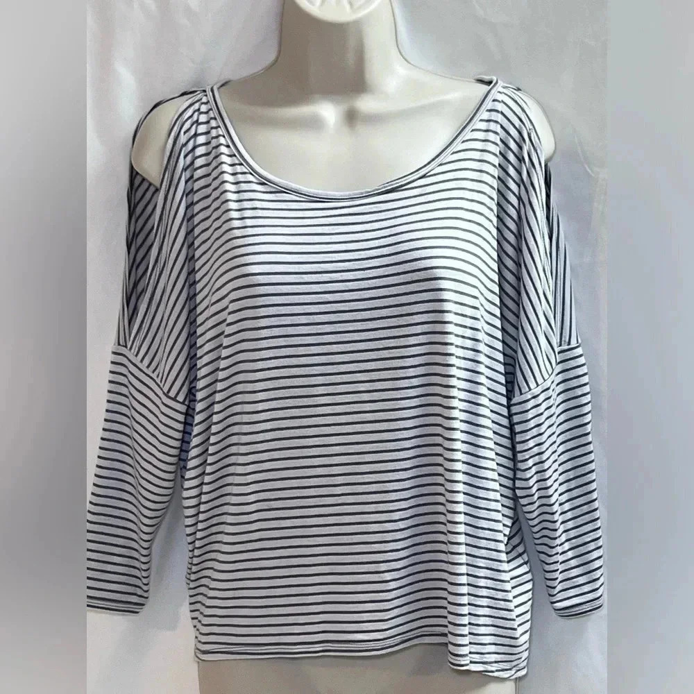 Ambercrumble & fitch women’s Size S Gray /black stripes 3/4 Length Sleeves Top